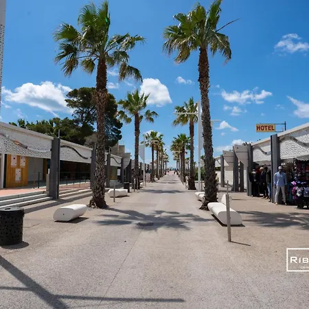 Villa Vias-plage - De 65m2 A 600m De La